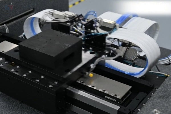 What is the importance of a dust-free drag chain in cleanroom applications