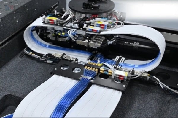 Reliable Cleanroom Cable Chain Solutions Featuring a Dust-Free Cable Carrier