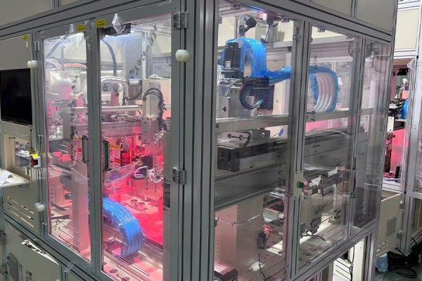 What is the importance of a dust-free drag chain in cleanroom cable systems