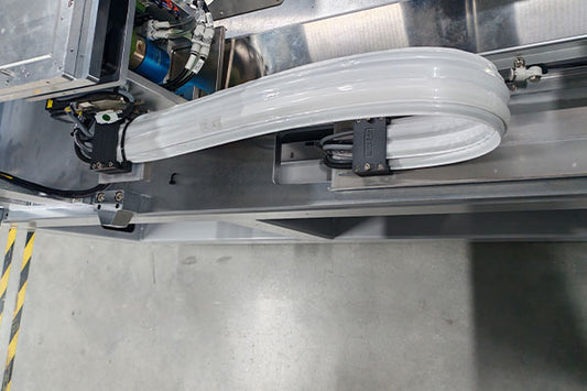 What is the importance of a dust-free drag chain in cleanroom cable management